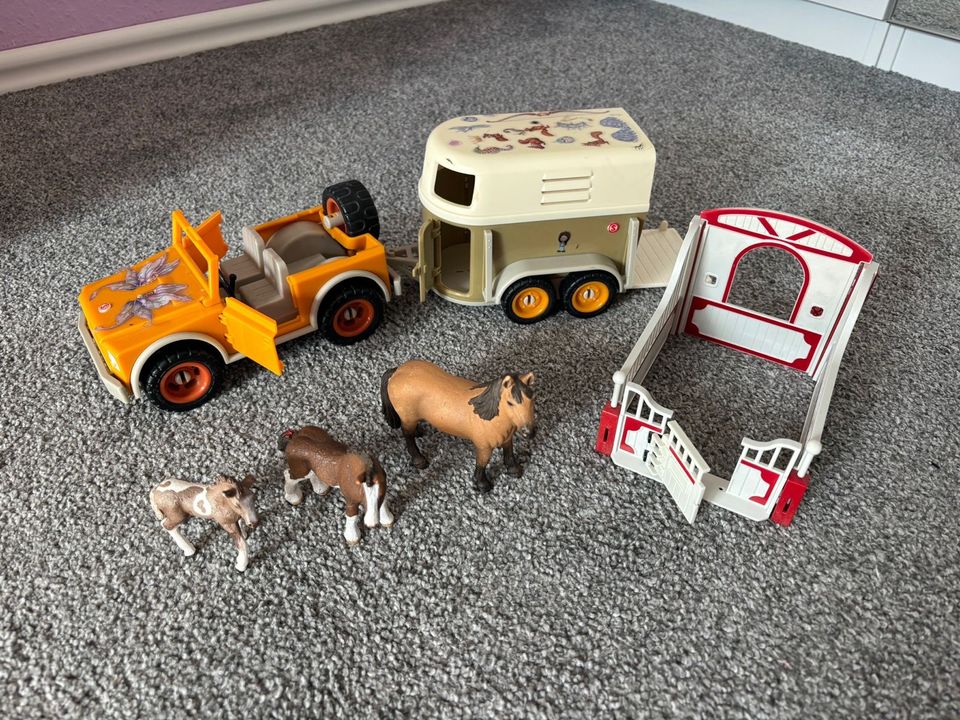 Schleich Set mit Gelãndewagen, Pferdebox und drei Pferden in Berlin