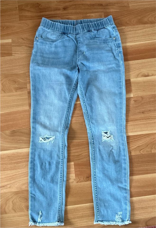 Wie neu H&M 122 leichte Hose Jeans wenige Male getragen Jeggings in Biebertal