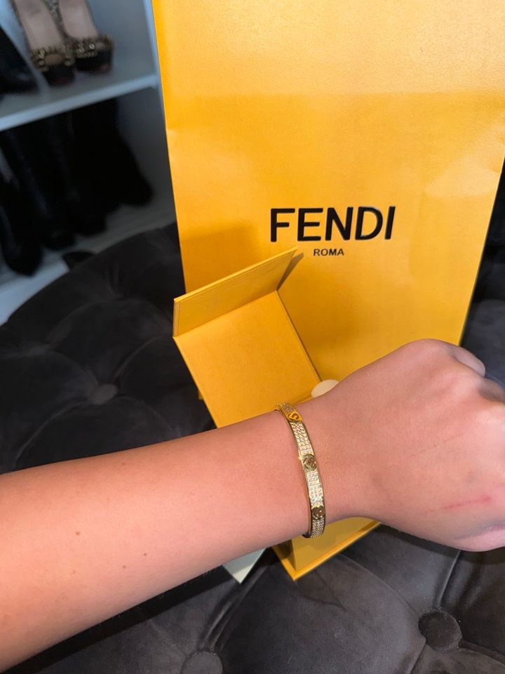 Fendi Armband Armreif gold S in Hamburg