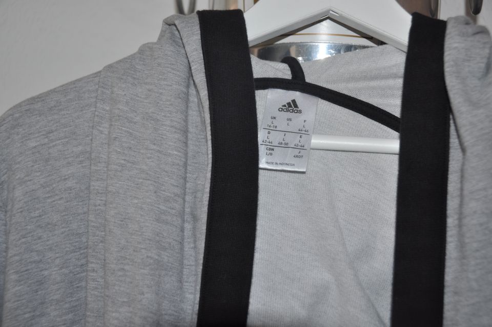Adidas Sweatjacke Cardigan Kapuzenjacke Shirt grau in Berlin