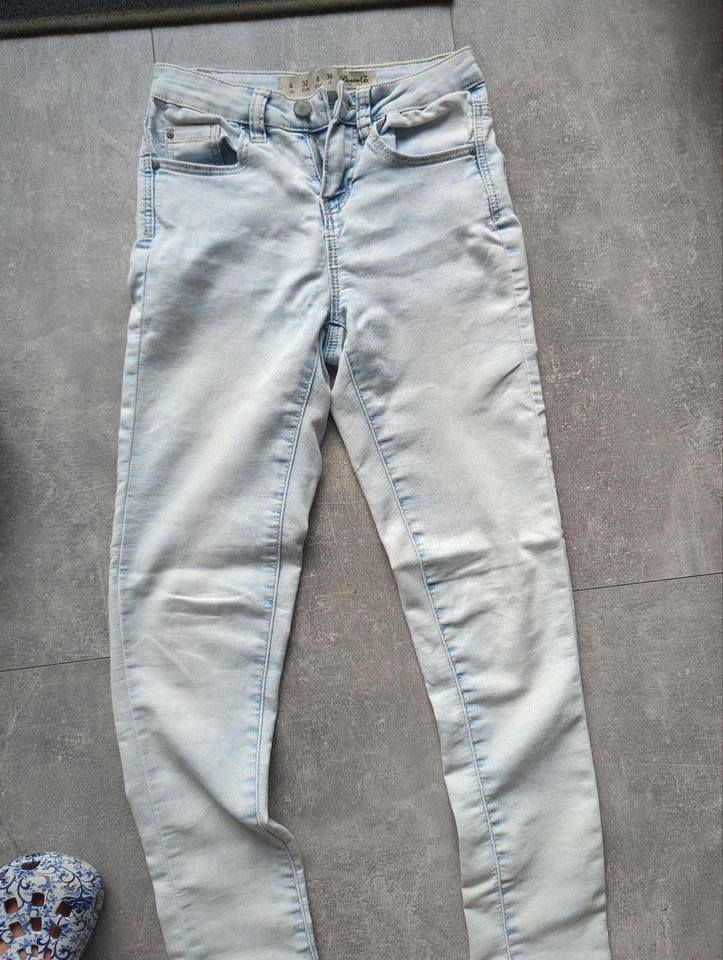 Hellblaue Jeans Gr. 32 in Moers