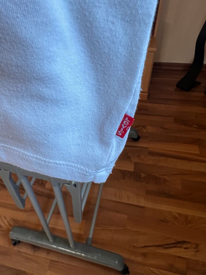 Shirt von Levi’s weiß mit Silber Print gr xl in Espelkamp