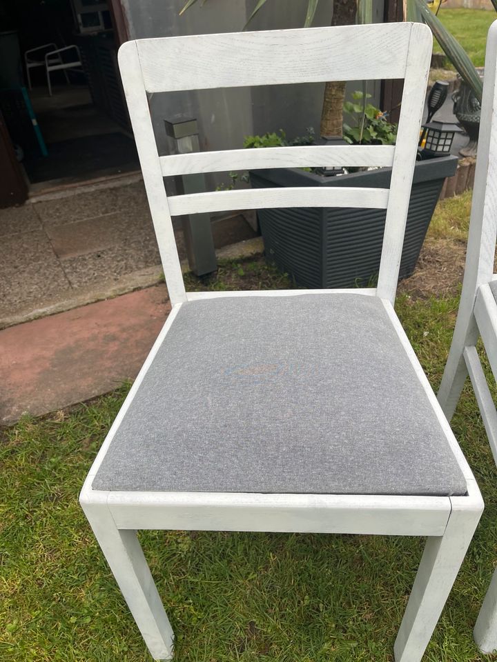 Alte Stühle weiß mit grauem Polster Shabby Chic in Malsch