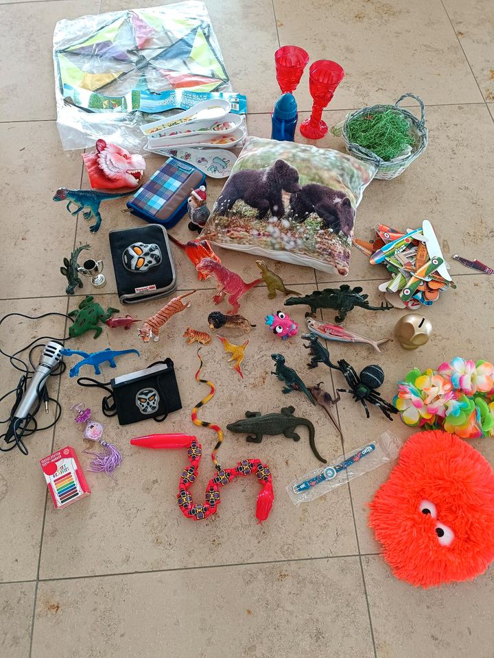 Paket Spielzeug, Spielsachen, Karton mit alles mögliche in Bedburg-Hau