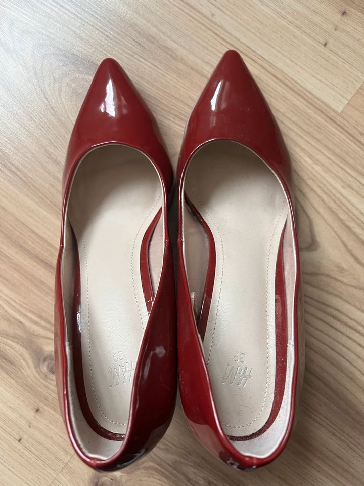 H&M Pumps Lack High Heels Bordeaux Dunkelrot in Moers