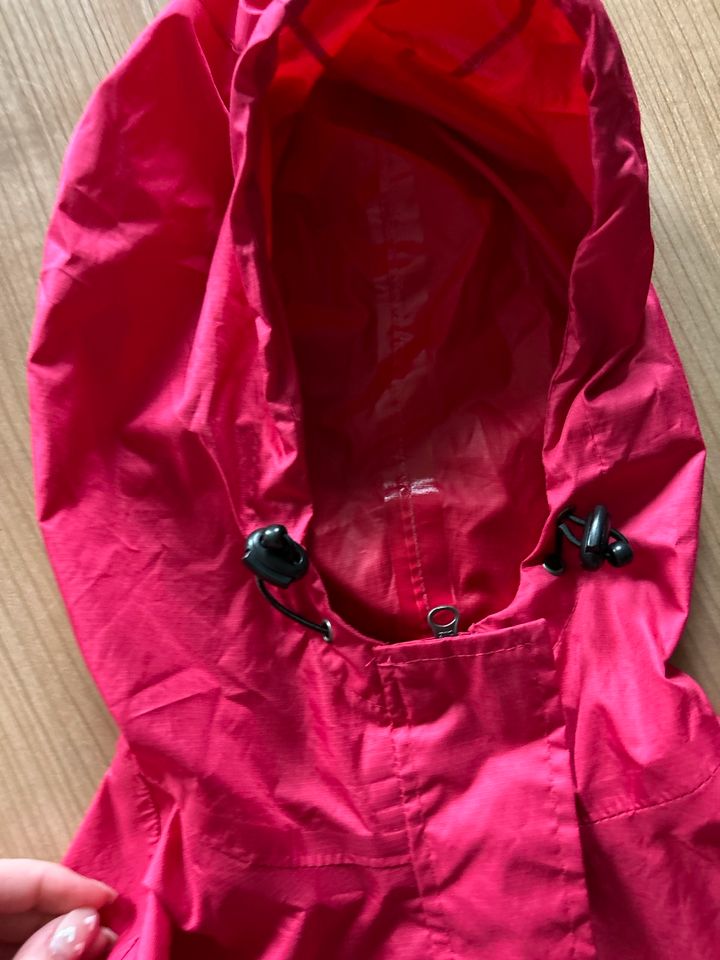 Pinke Regenjacke Crane in Bleialf 