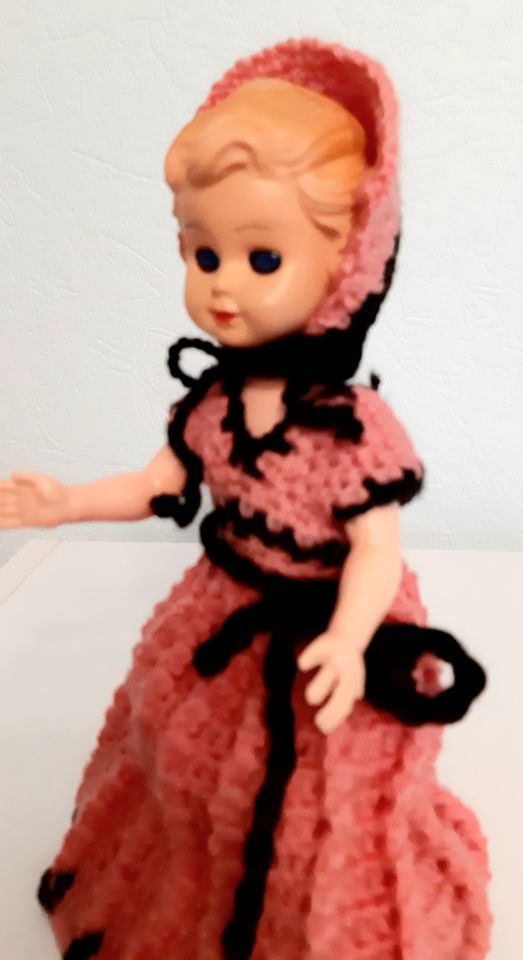 Vintage Puppe mit Kleid und Mütze in Creuzburg