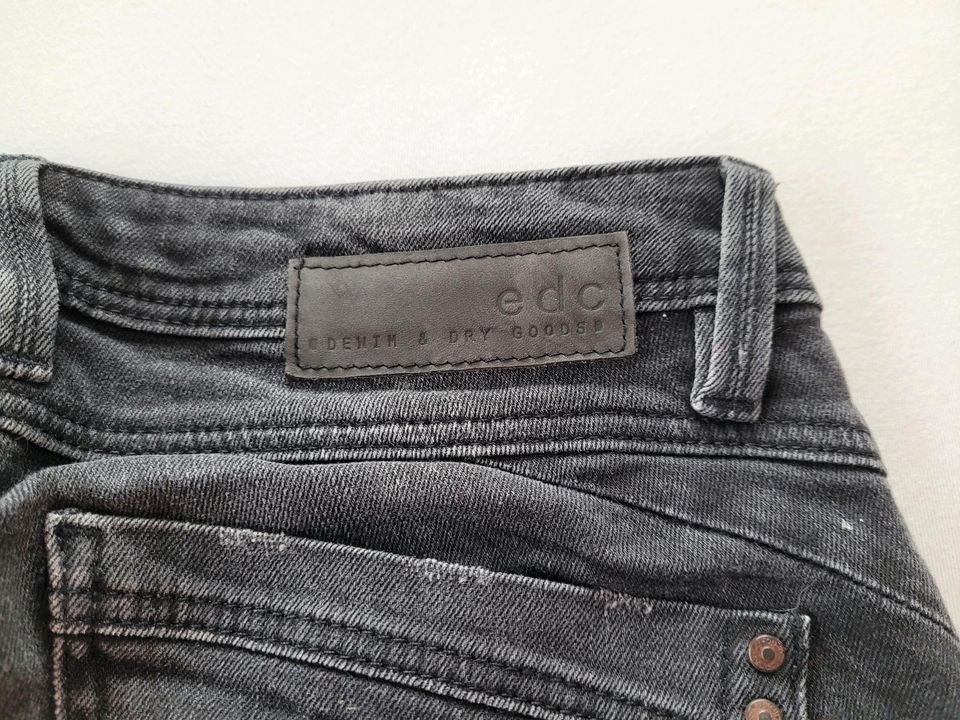 Destroyed Jeans W27 L30 S schwarz in Bergisch Gladbach