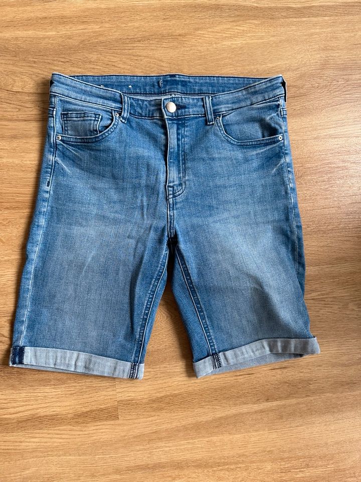 Bermuda Shorts H&M blau Gr. 40 Jeans Elasthan in Bottrop