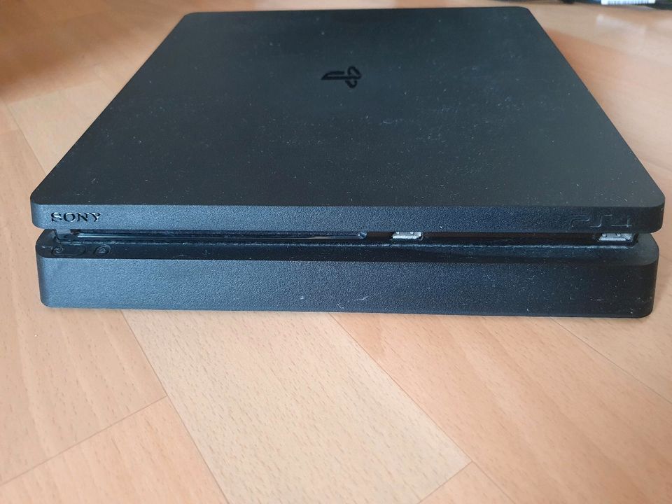 Playstation 4 Slim | Mit 2 Controllern und Monitor in Starnberg