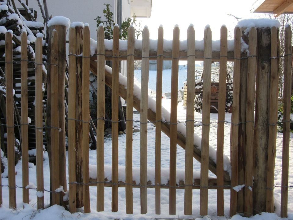 Staketenzaun  Robinienholz Gartenzaun Holzzaun Naturzaun in Schalkham