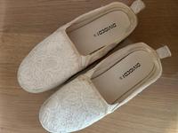 H&M Slipper Gr.37, weiß mit Spitze Saarland - Mettlach Vorschau