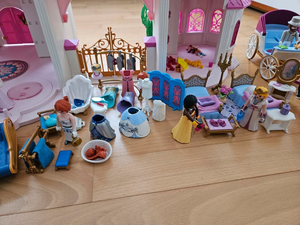 Playmobil Prinzessinnenschloss mit Zubehör in Monheim am Rhein
