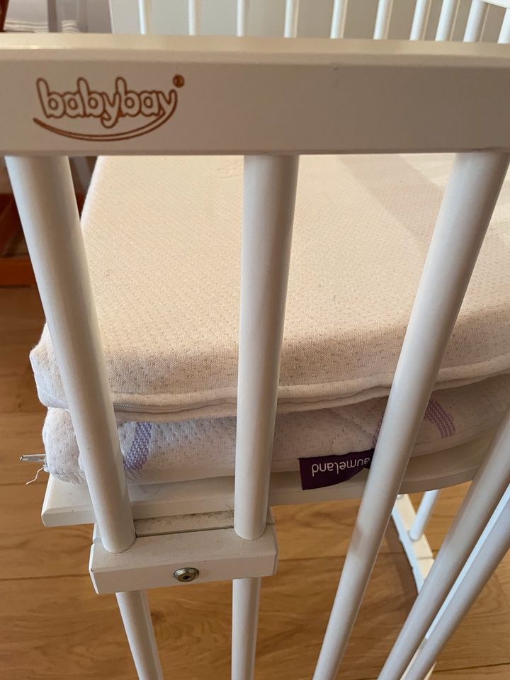 Babybay Beistellbett mit zwei Matratzen in Köln