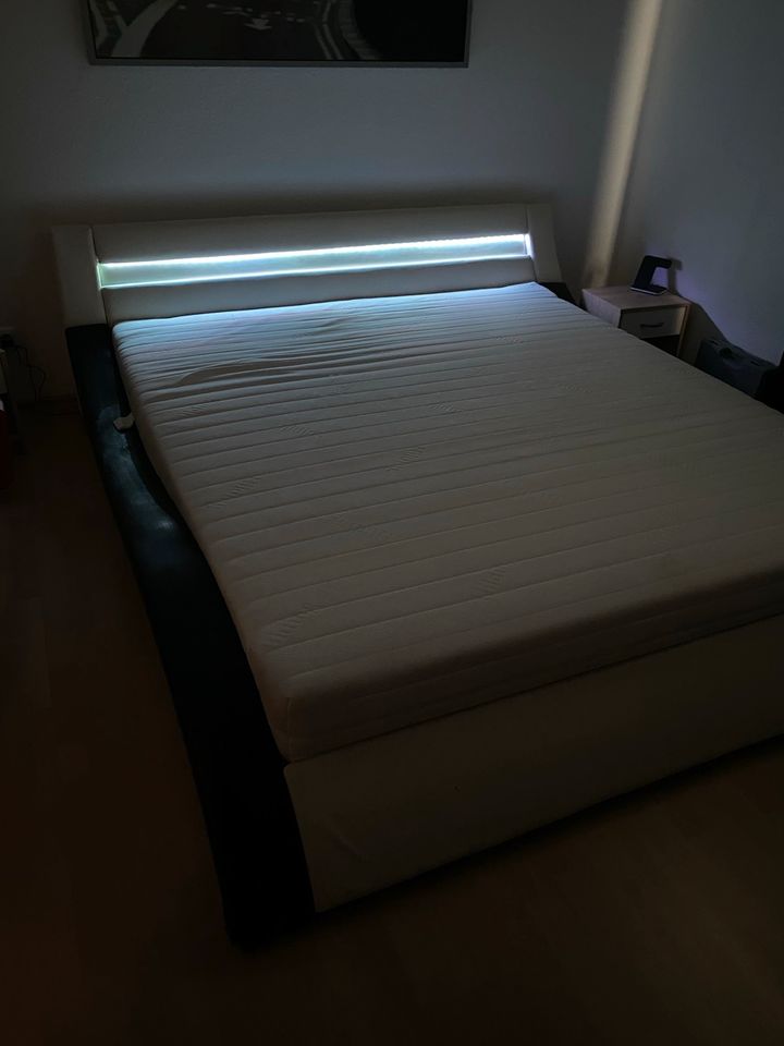 Bett mit LED-Beleuchtung inkl. Matratze & Lattenrost in Chemnitz