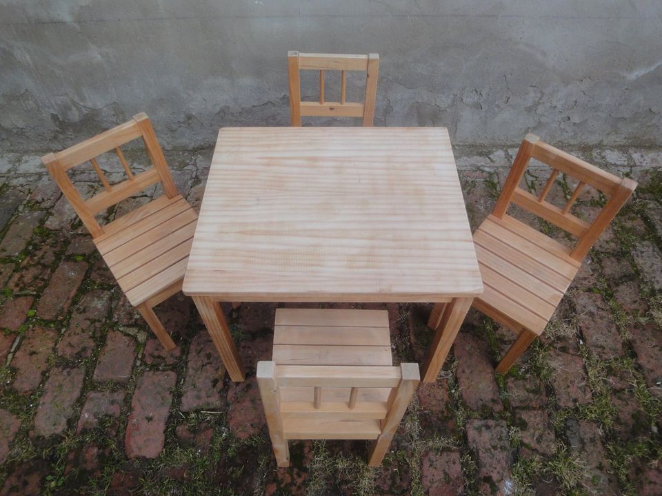 Holz Kindersitzgruppe, Tisch mit 4 Stühlen in Ronneburg