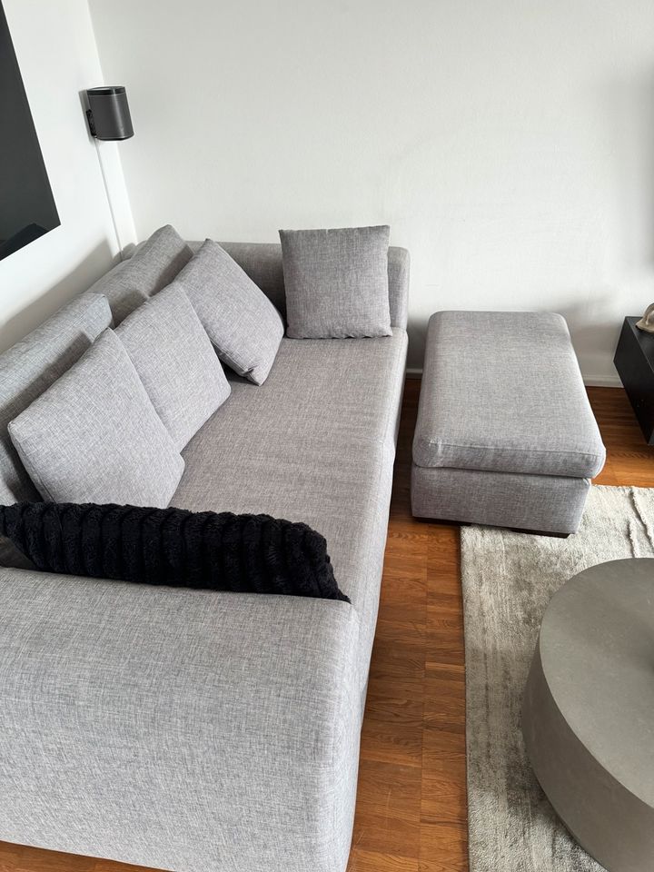 2er Sofa in Grau Maße 2m x 1,1m mit Hocker in Mülheim (Ruhr)