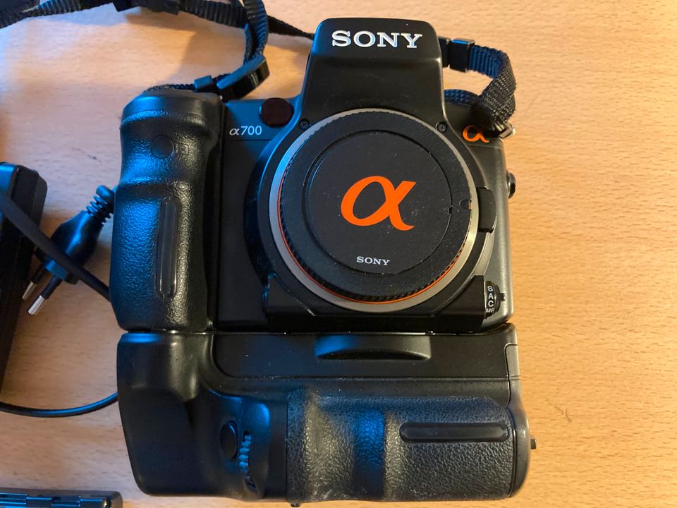 Sony A700 Spiegelreflexkamera mit Vertikalgriff u. Blitz, Akku... in Hamminkeln