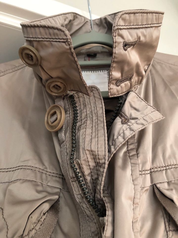 Leichte Peuterey Damenjacke beige/Taupe Gr M in Bonn