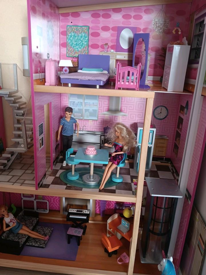 Barbie Puppenhaus  Stadtvilla und Zubehör in Wadern