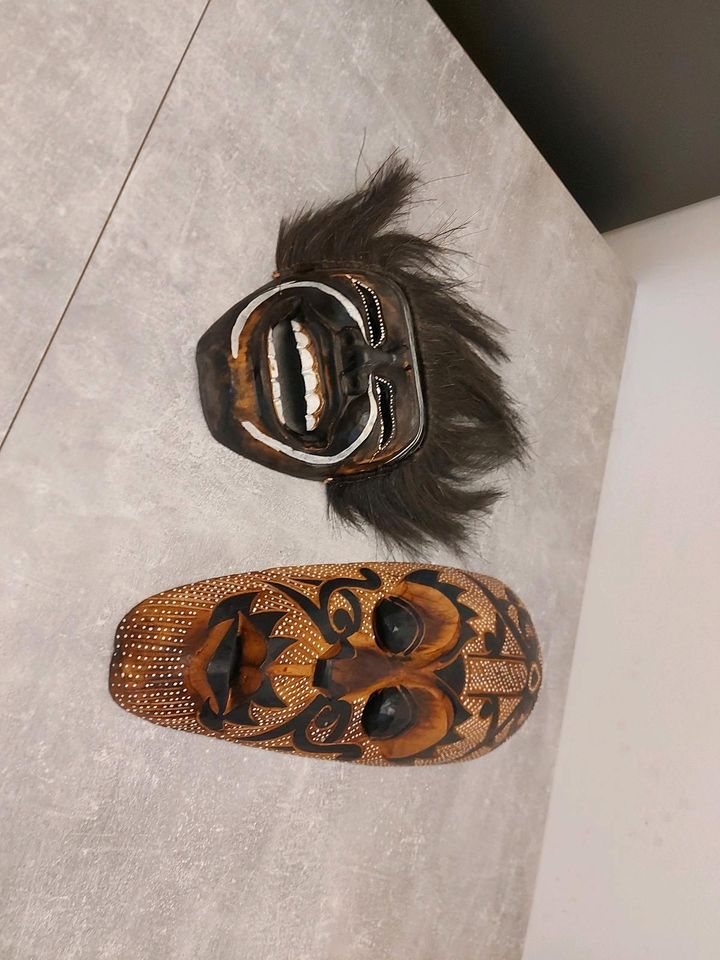Holzmaske 2 Stück Afrika Stil in Selsingen