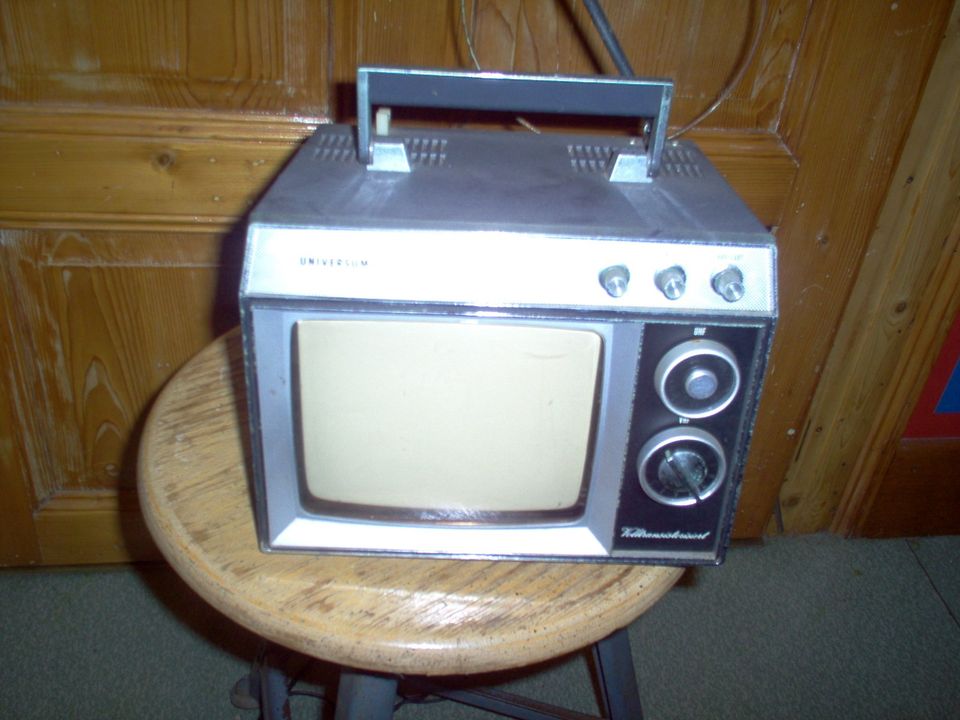 Universum SK 991 Fernseh Portable TV  SW  Antik in Walluf