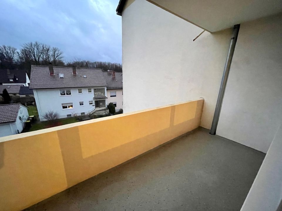 Bereits frei! Attraktive 3-Zimmer-Wohnung mit großem Südwestbalkon & ca. 74,1 qm im obersten Stock in Creußen