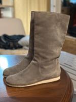 Prada Stiefel Damen grau Wildleder Gr. 39 NP 890€ München - Moosach Vorschau