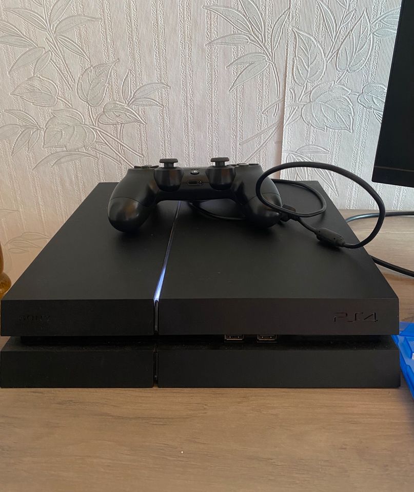 PlayStation 4 + Controller etc. in Herford