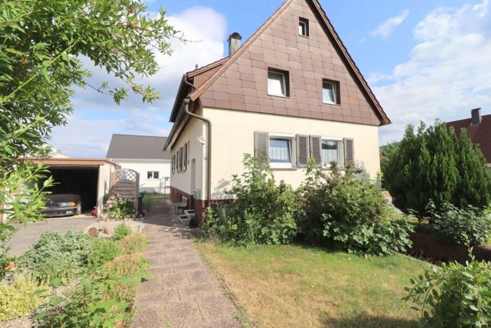 ~Sonnige und familienfreundliche Wohnlage~ Zweifamilienhaus mit drei Garagen und großem Garten in Plüderhausen