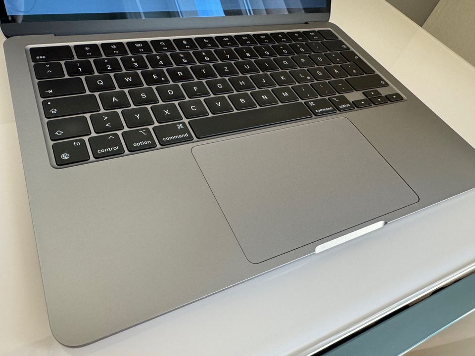 Apple MacBook Air 13,6" 2022 M2/16/512GB SSD 8C Space Grau in Köln