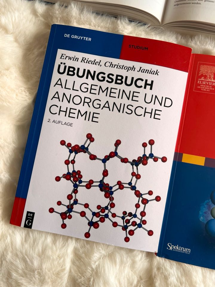 Allgemeine und Anorganische Chemie (M. Binnewies, Erwin Riedel..) in Essen