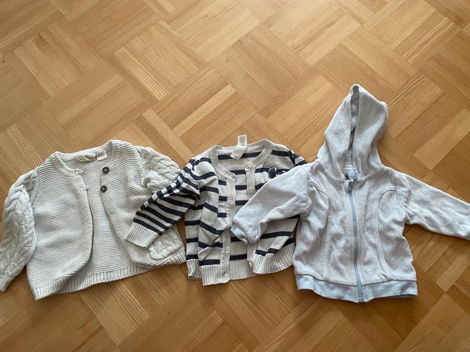 Kleidungspaket 25 Teile unisex Gr. 62 und 62/68 in Bayreuth