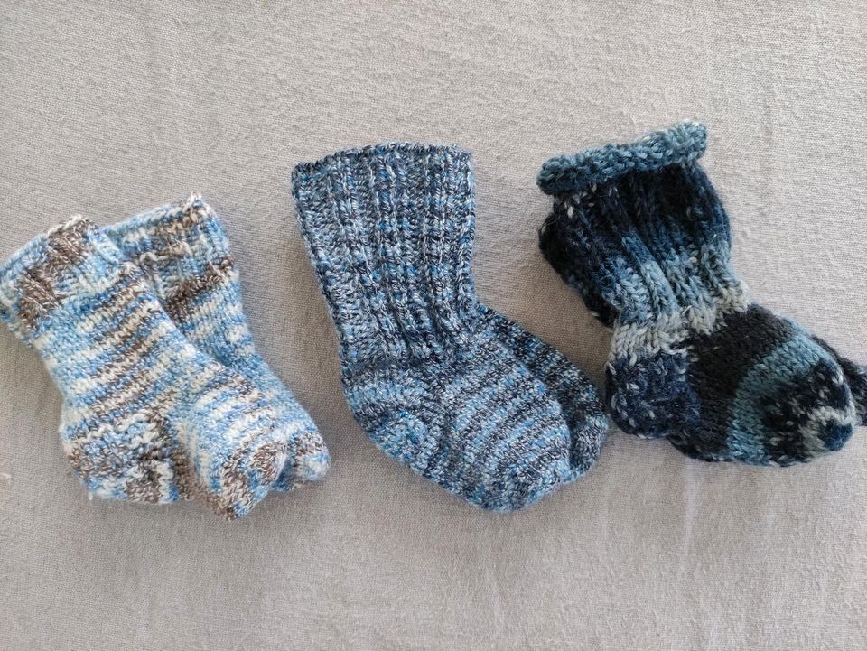 Kleidungspaket selbstgestrickte Babymütze, Babysocken Junge in Niederaichbach