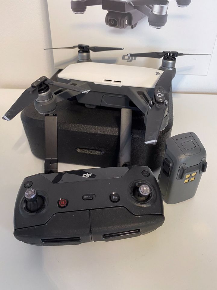 DJI Spark Drohne inkl. Fernbedienung und Box weiß schwarz in Niebüll