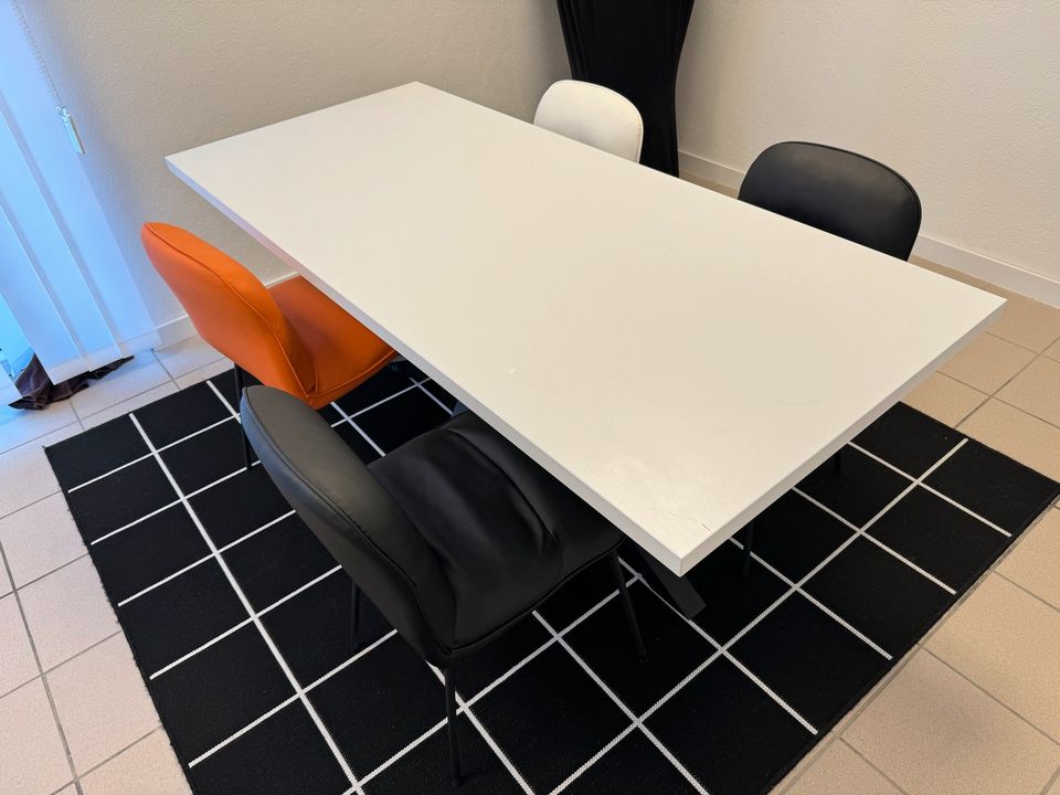 Tisch und 4 Stühle mit Teppich in Sachsenheim