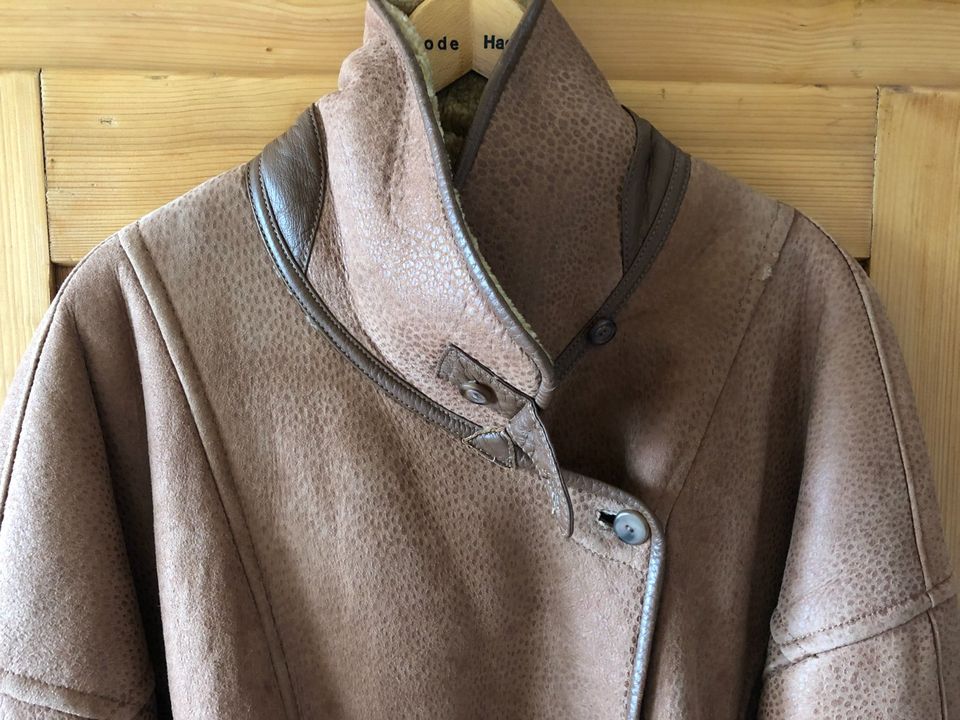 Nougatfarbener Lammfellmantel - Lammfelljacke - Pelzjacke Gr. 44 in Gengenbach