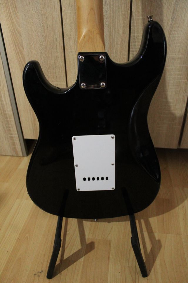 E- Gitarre Stratocaster mit Verstärker und Zubehör in Witten