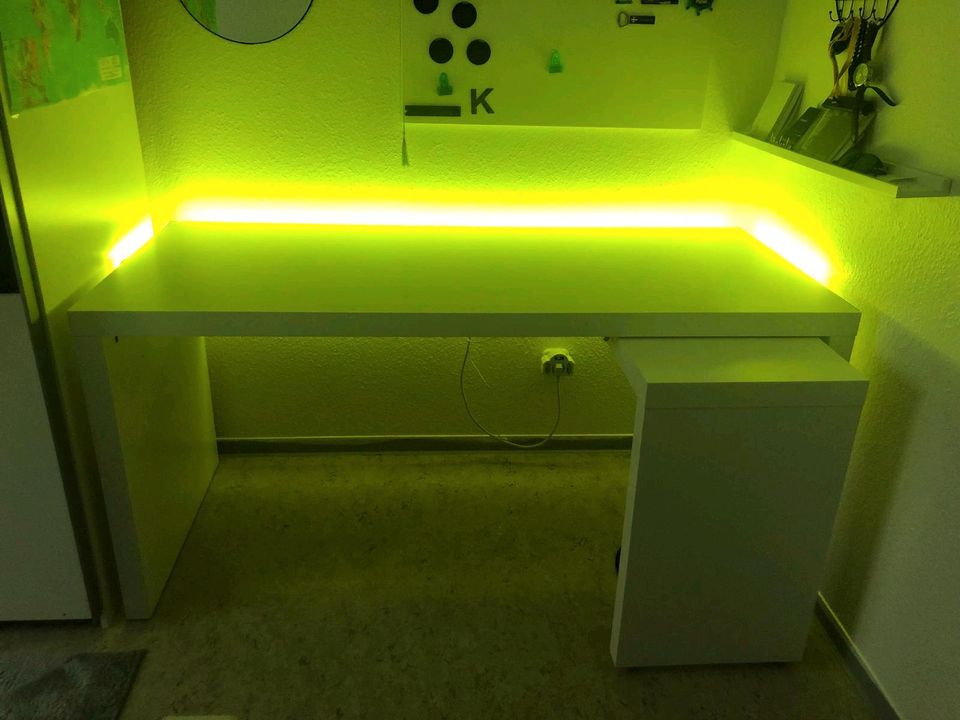 Schreibtisch mit selbst eingebauten LED-Licht in Haiger