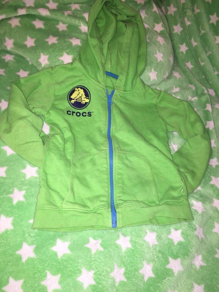 Crocs Jogginganzug Gr. 110 T-Shirt Jacke Hose grün blau in Wetter (Ruhr)