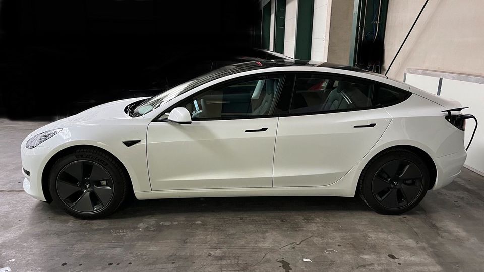 Tesla Model 3 RWD | 9.500 km| 11/2022 | wie neu in München