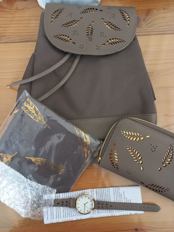 NEU 4teiliges Rucksack-Set, mit Portemonnaie, Tuch und Uhr in Grevenbroich