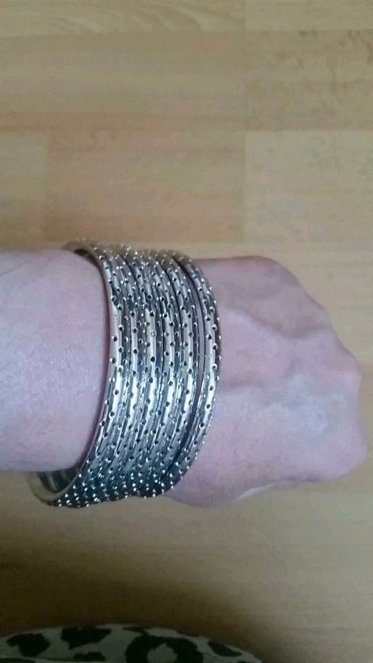 Armbänder Metall 6stück  Silber leicht stylisch modern in Rosenberg