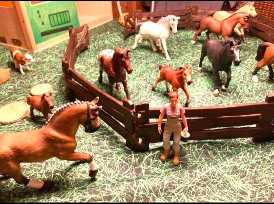 Schleich Figuren ( Pferde), Stall und Koppel (2) in Bielefeld