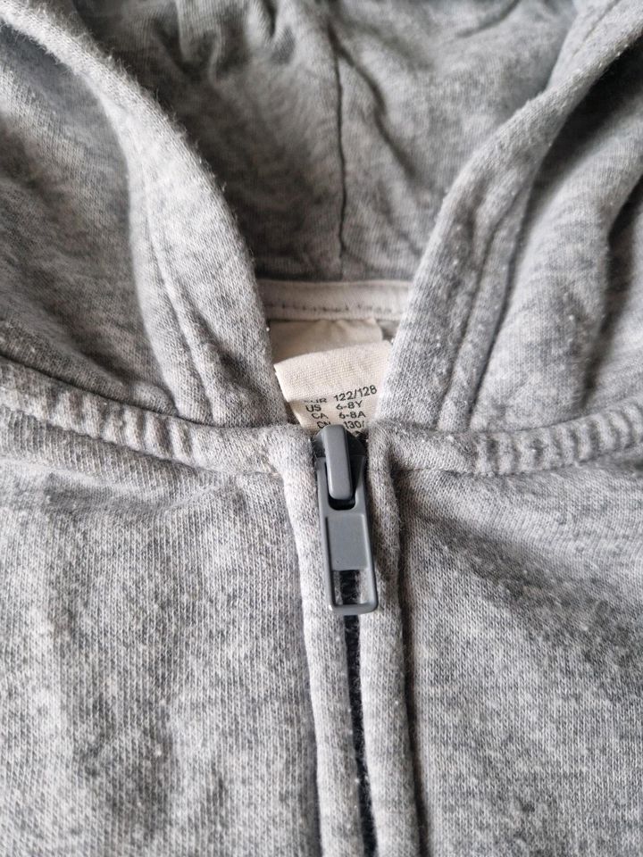 Sweatjacke von h&m Gr. 122/128 in Berlin