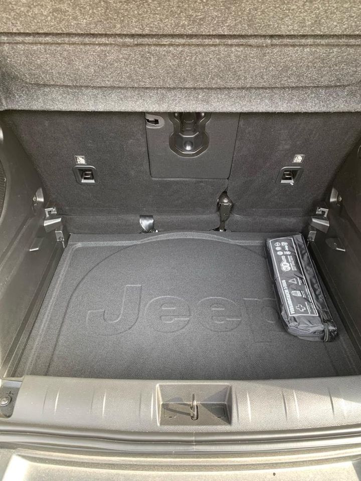 Einen kaum gefahrenen Jeep Renegade Limited 4x4 in Eitorf