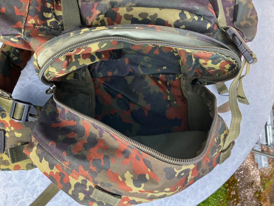 Tourenrucksack Rucksack im Bundeswehr Flecktarn reparaturbedürfti in Kaufering