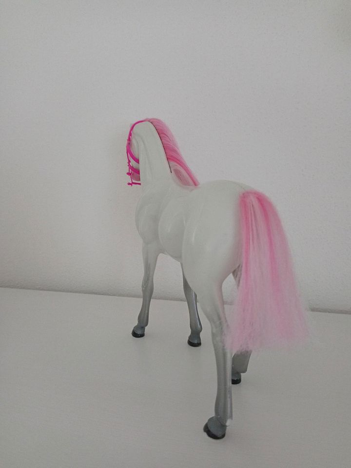süßes Barbie Pferd mit Halfter in Wartenberg