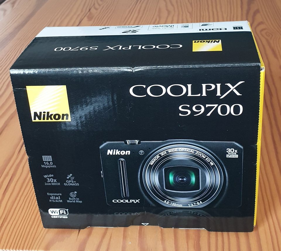 Nikon Coolpix S9700 mit Akku und Ladekabel in Ditzingen