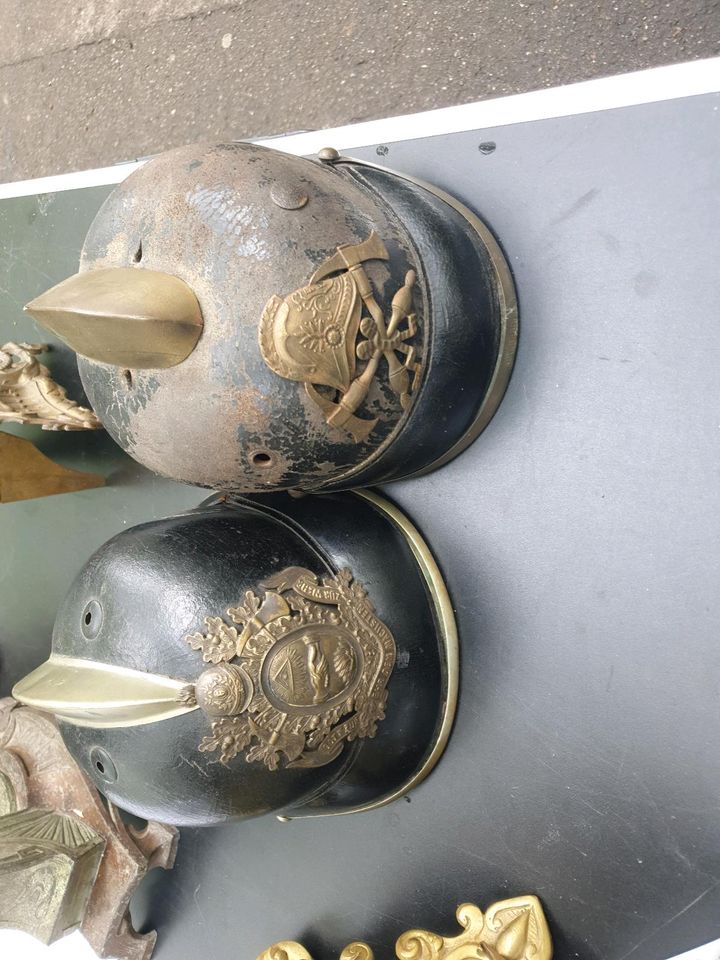 2 alte  Helme in Walluf